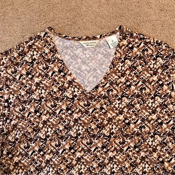 Laura Ashley Faux Wrap Stretch Top Womens Size 2X Tan Brown V Neck Shirt Ring - Picture 2 of 7